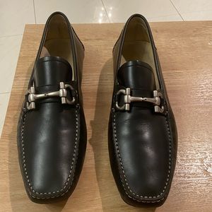Mens Ferragamo Parigi black loafers, size 11. Worn only a few times.